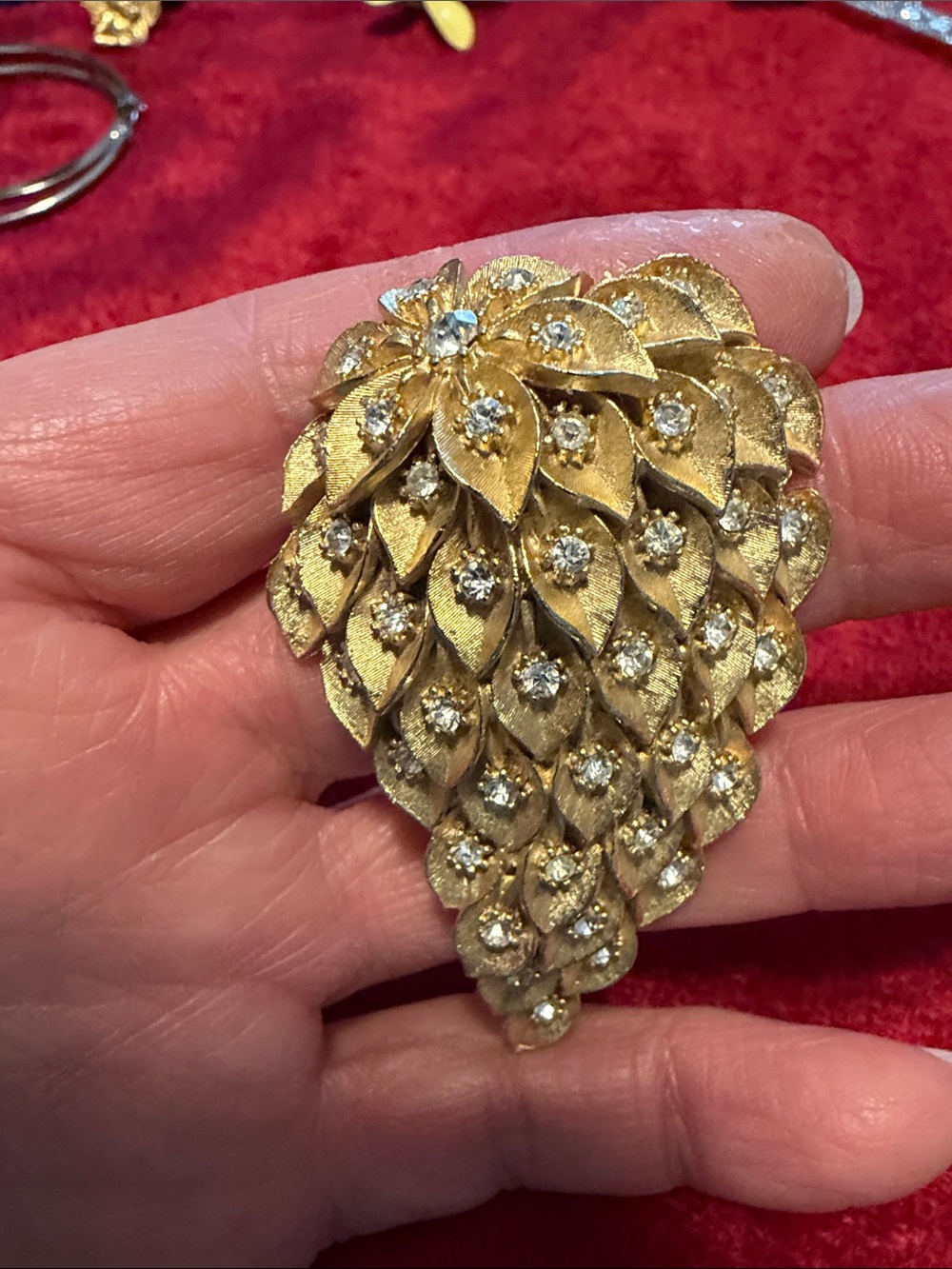 Gold-Tone Crystal Leaf Cluster Brooch - vintage 1950’s excellent condition